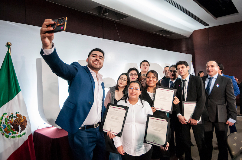 01 14anivesario estudiantes condecorados 03